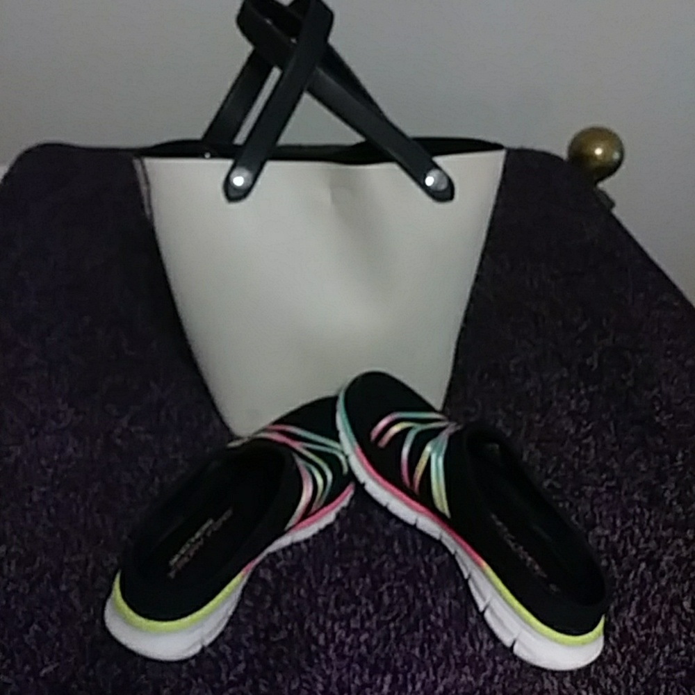 Barely worn skechers slip ons